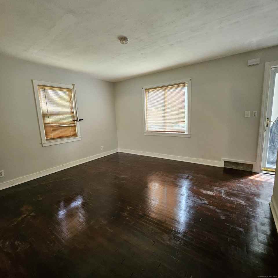 430 Pearl Harbor St - Photo 2 of 12