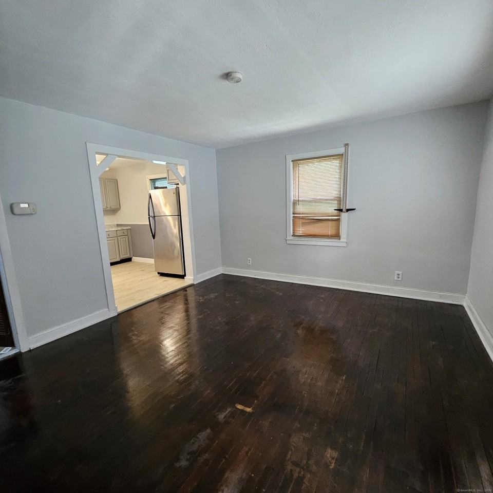 430 Pearl Harbor St - Photo 3 of 12