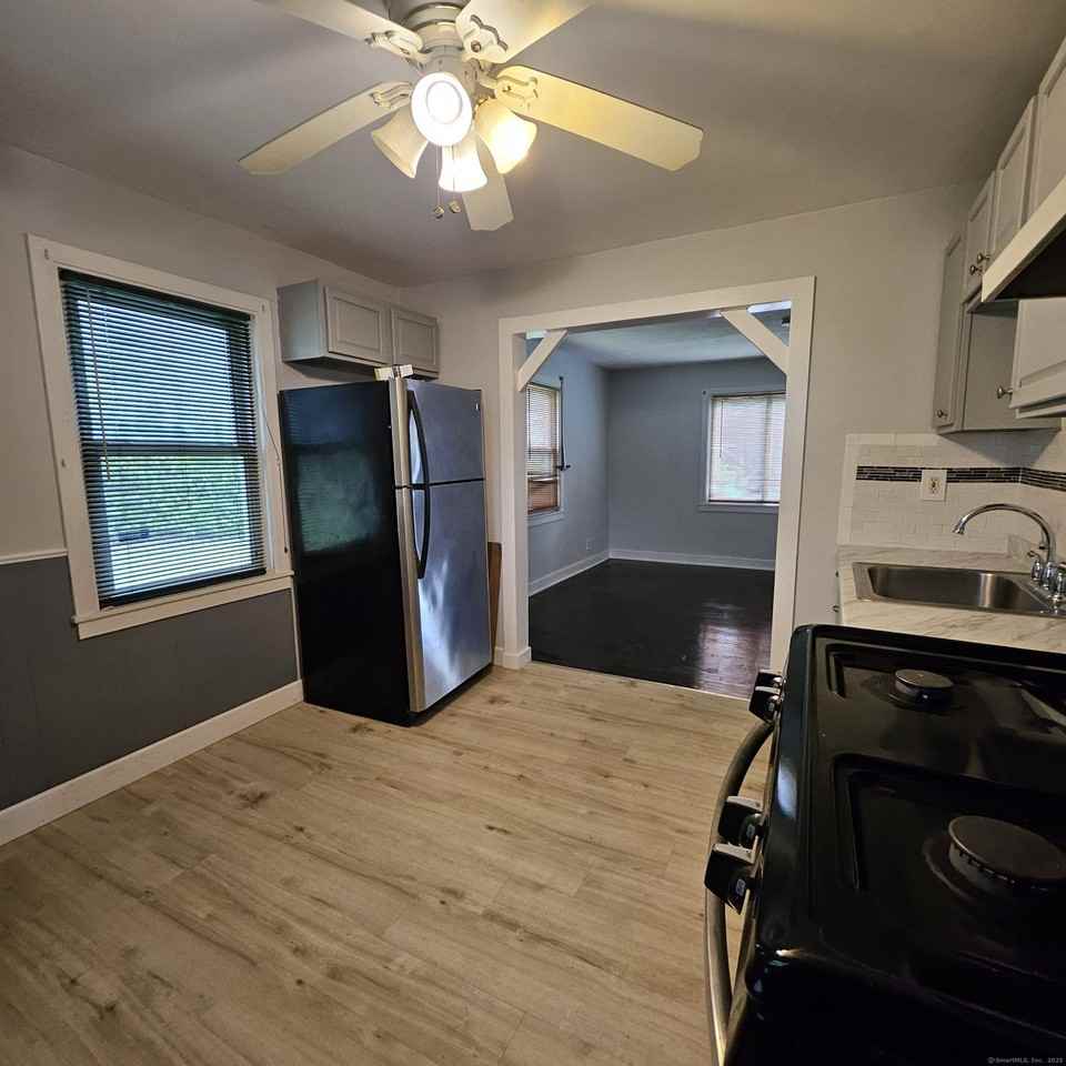 430 Pearl Harbor St - Photo 5 of 12