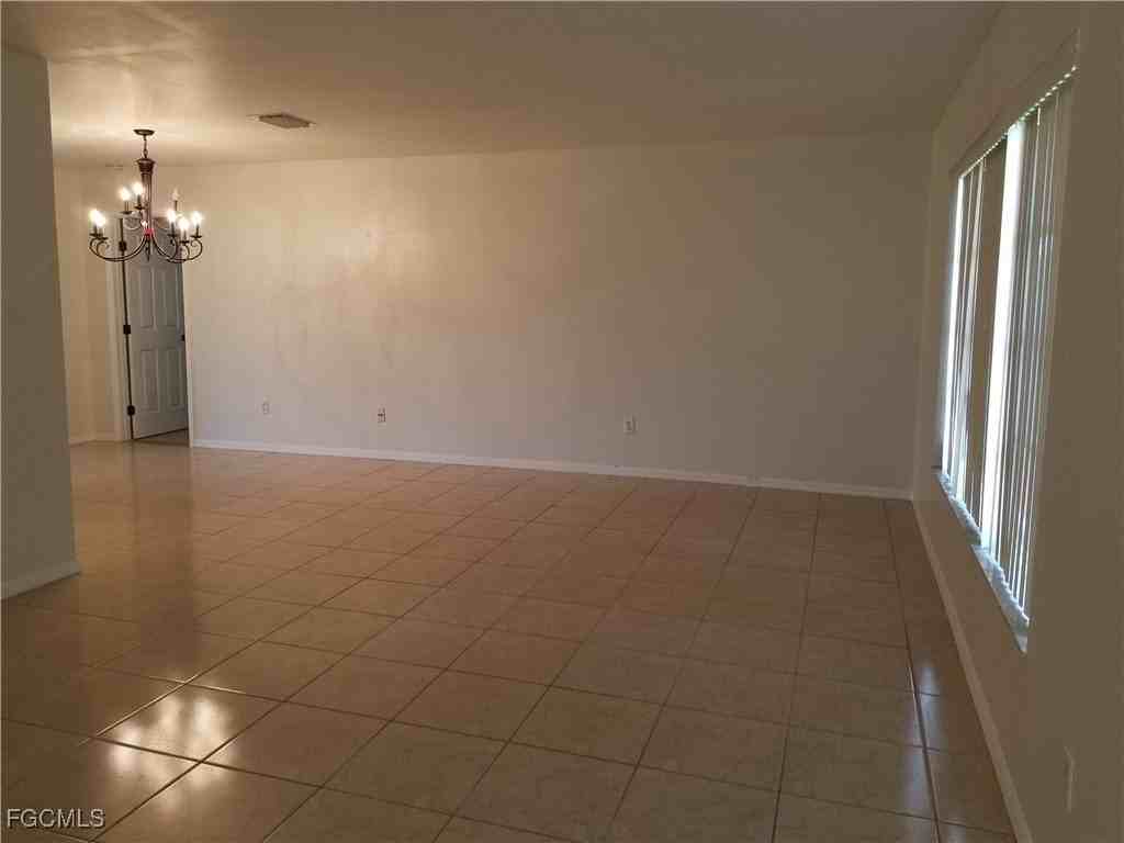 1423 Se 19th St - Photo 2 of 10