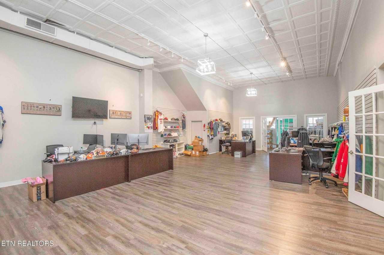 428 N Roane St - Photo 5 of 6