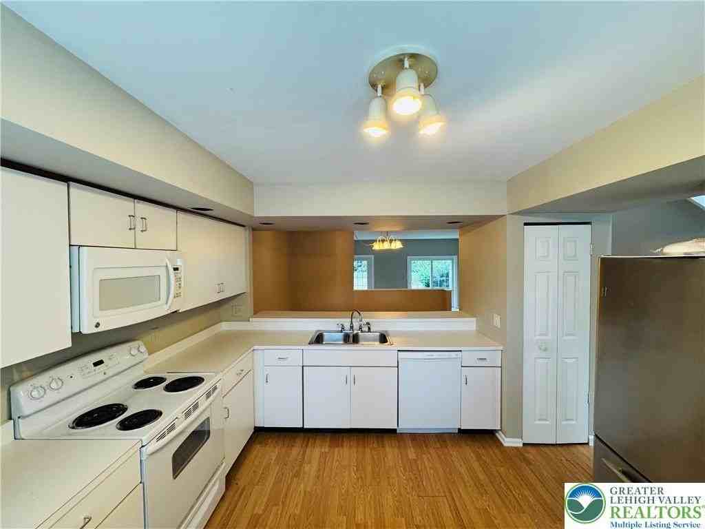 102 Quaker Dr - Photo 5 of 29