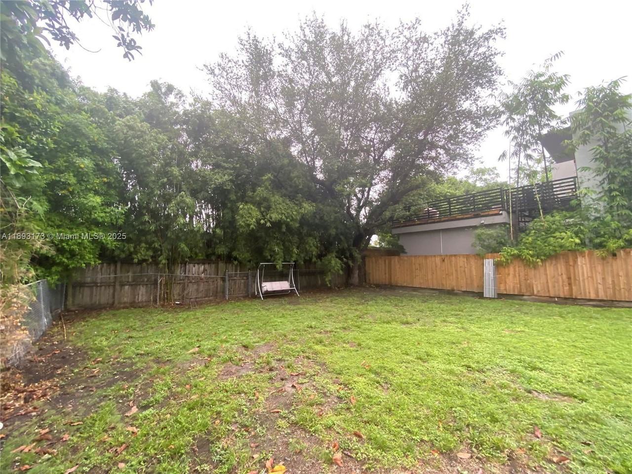 251 Nw 41st St - Photo 3 of 3