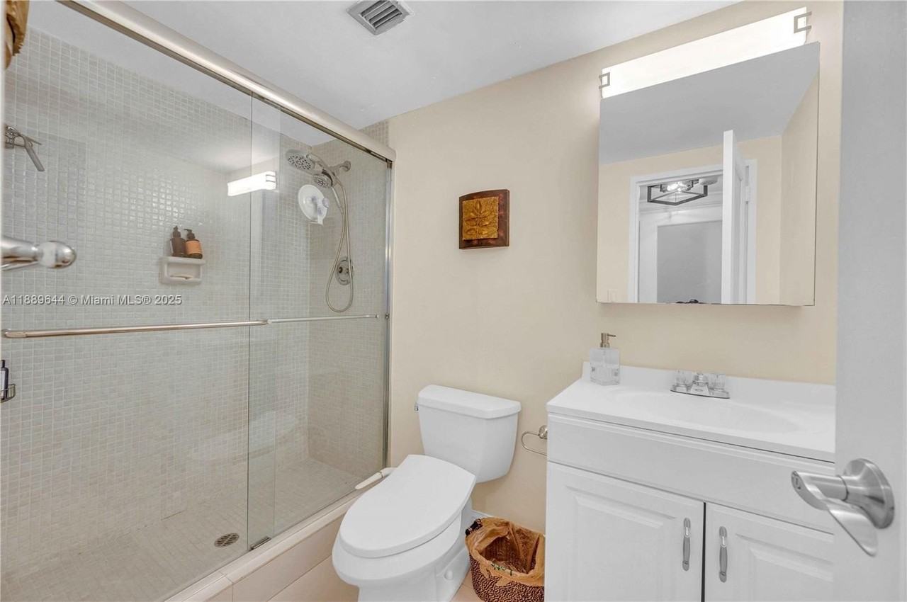 5001 Collins Ave #16F - Photo 5 of 28