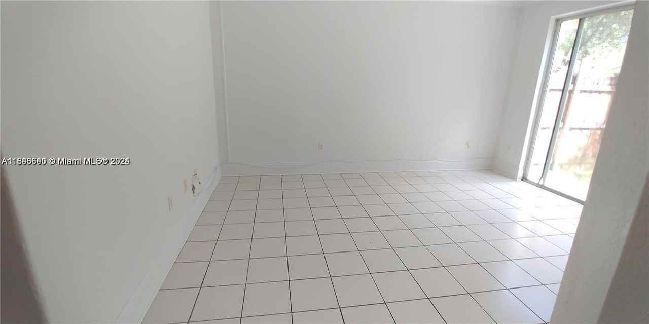 1528 Se 24th Ct #209 - Photo 5 of 18