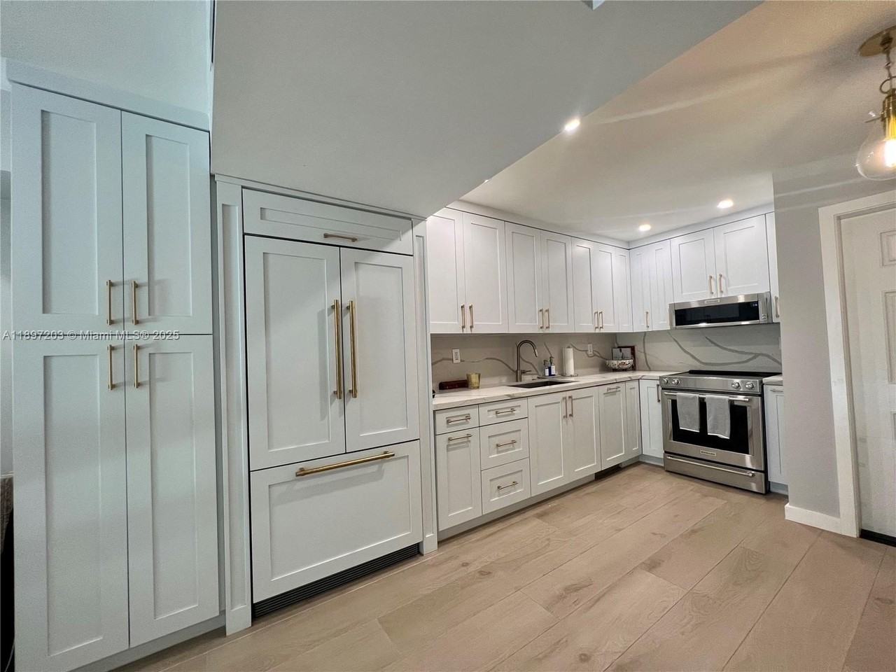 3220 W Trade Ave #III2 - Photo 2 of 14