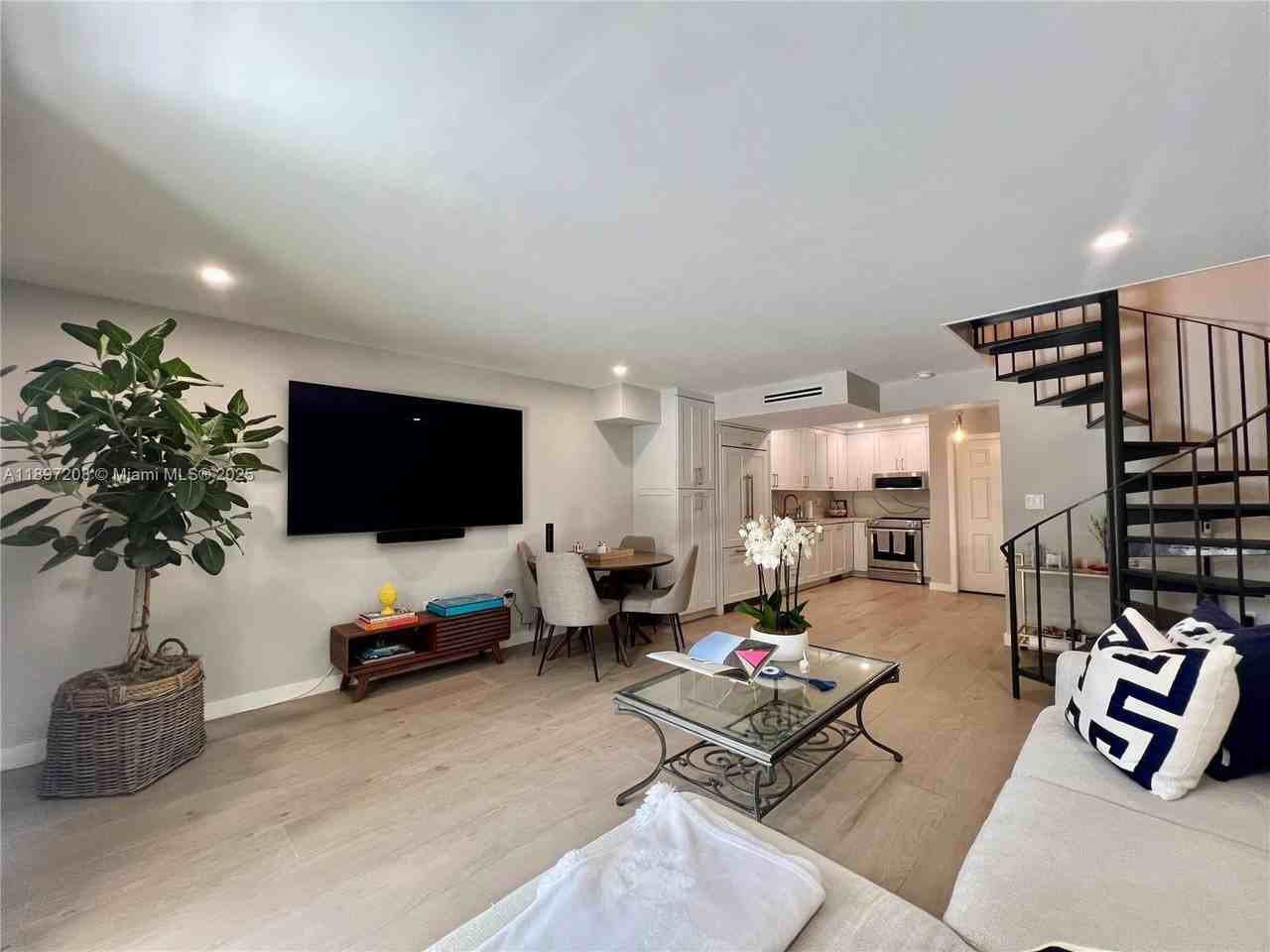 3220 W Trade Ave #III2 - Photo 4 of 14