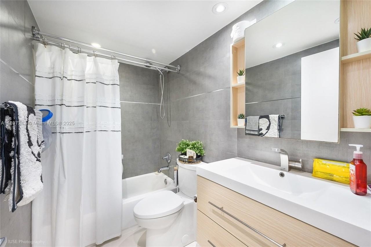 1001 91st St #303 - Photo 3 of 6