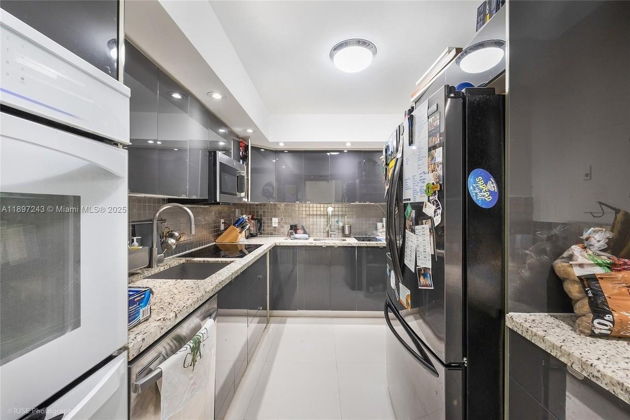 1001 91st St #303 - Photo 4 of 6