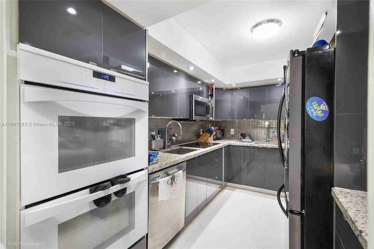 1001 91st St #303 - Photo 5 of 6