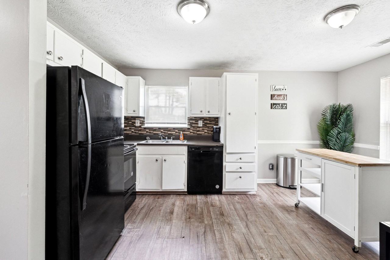 Ashton Ct - Photo 6 of 9