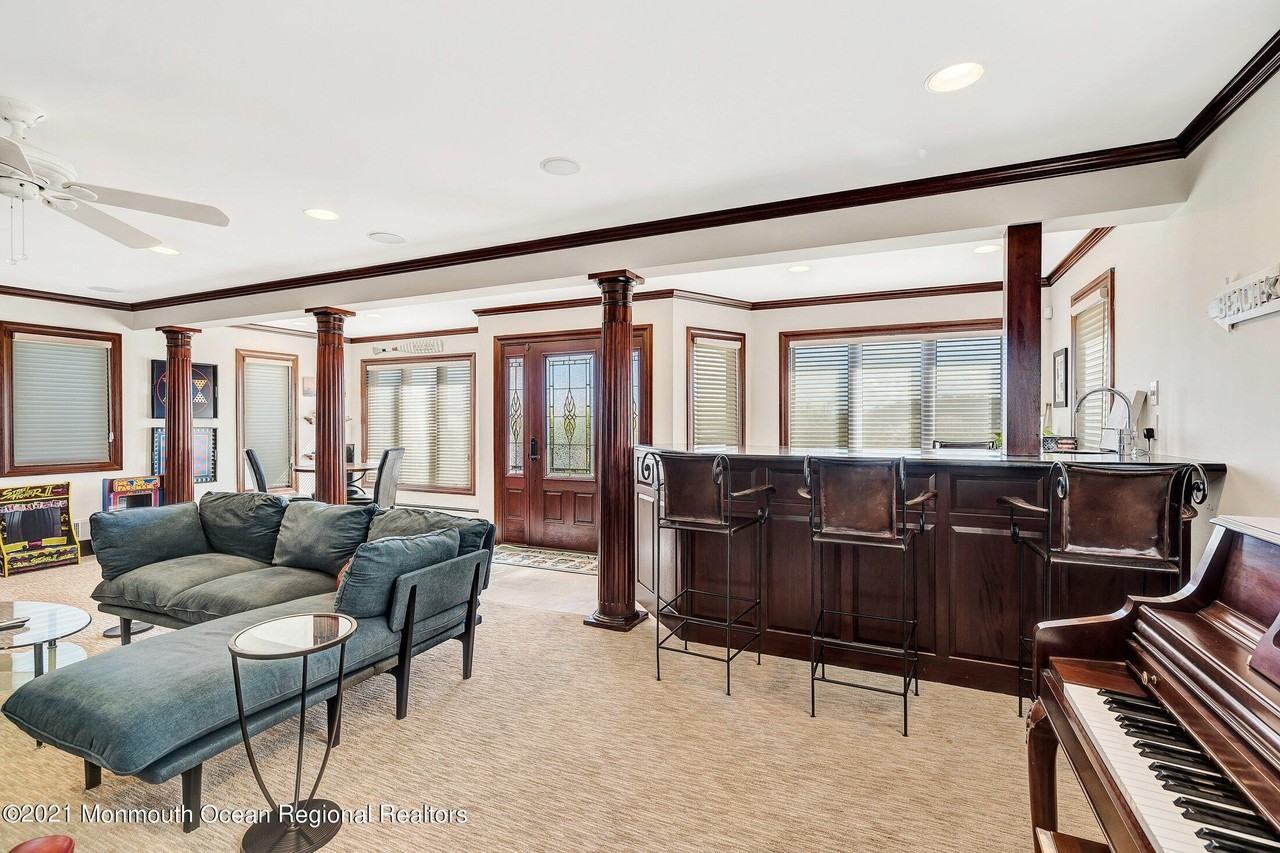 211 Ocean Ave - Photo 5 of 44