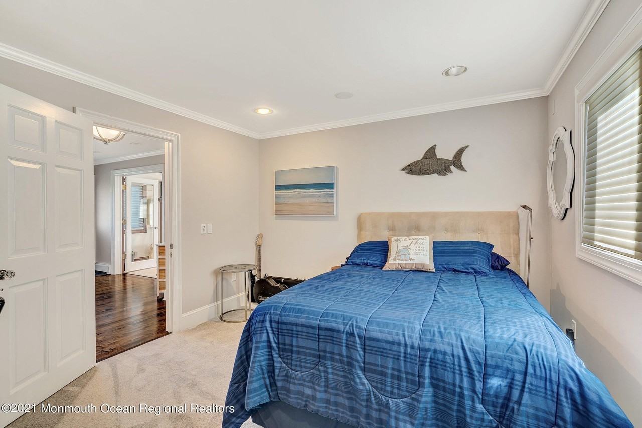 211 Ocean Ave - Photo 6 of 44