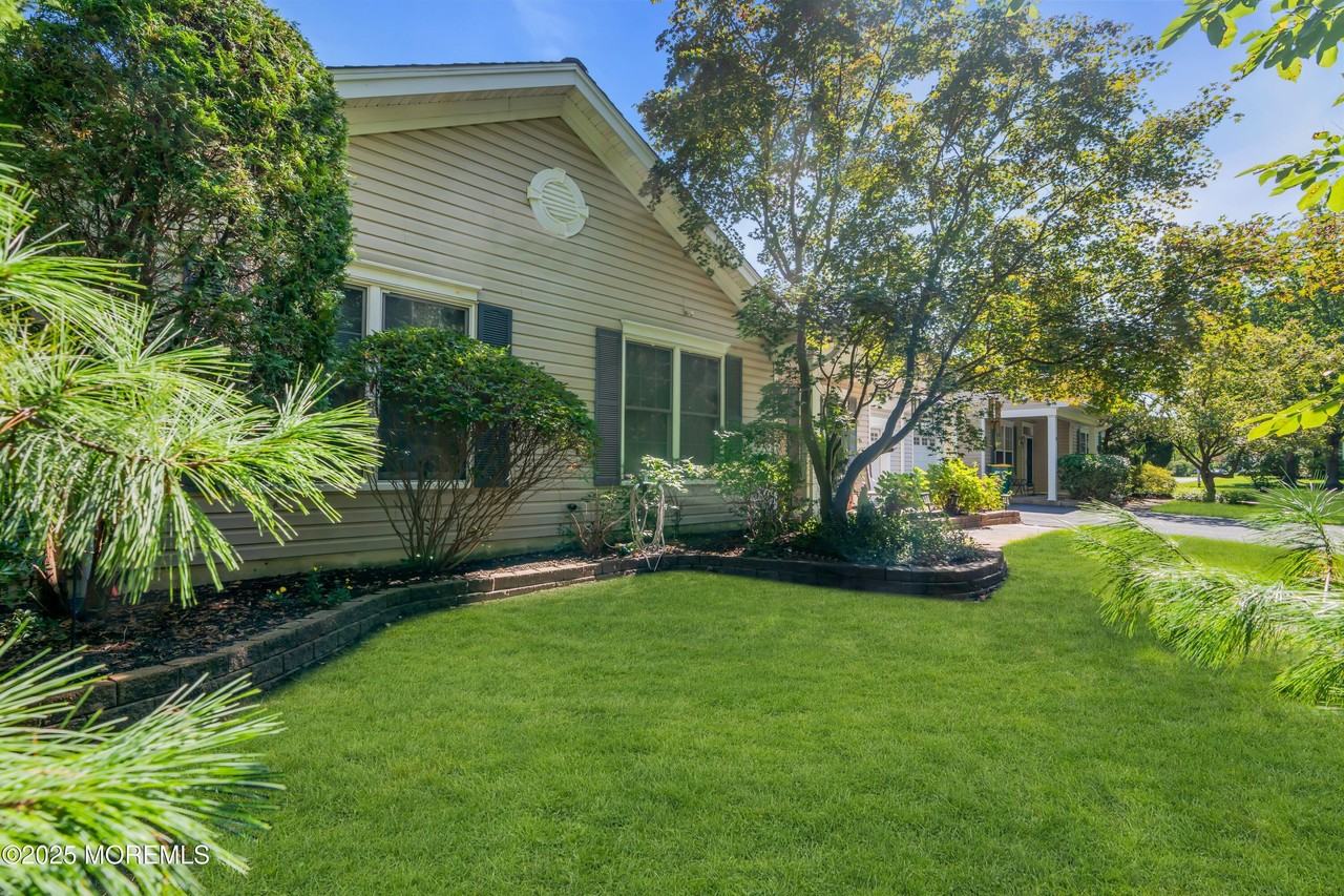 138 Greenlawns Dr - Photo 2 of 19