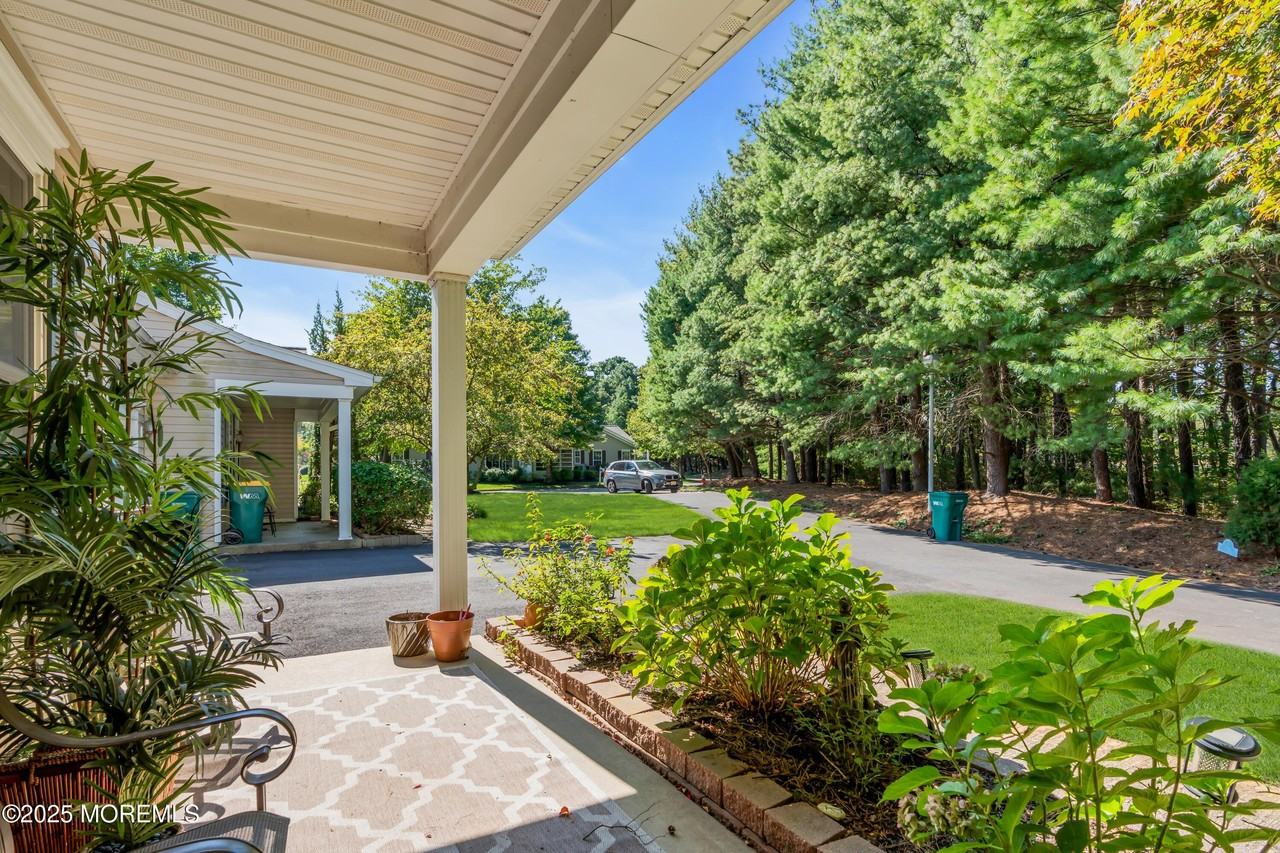 138 Greenlawns Dr - Photo 3 of 19