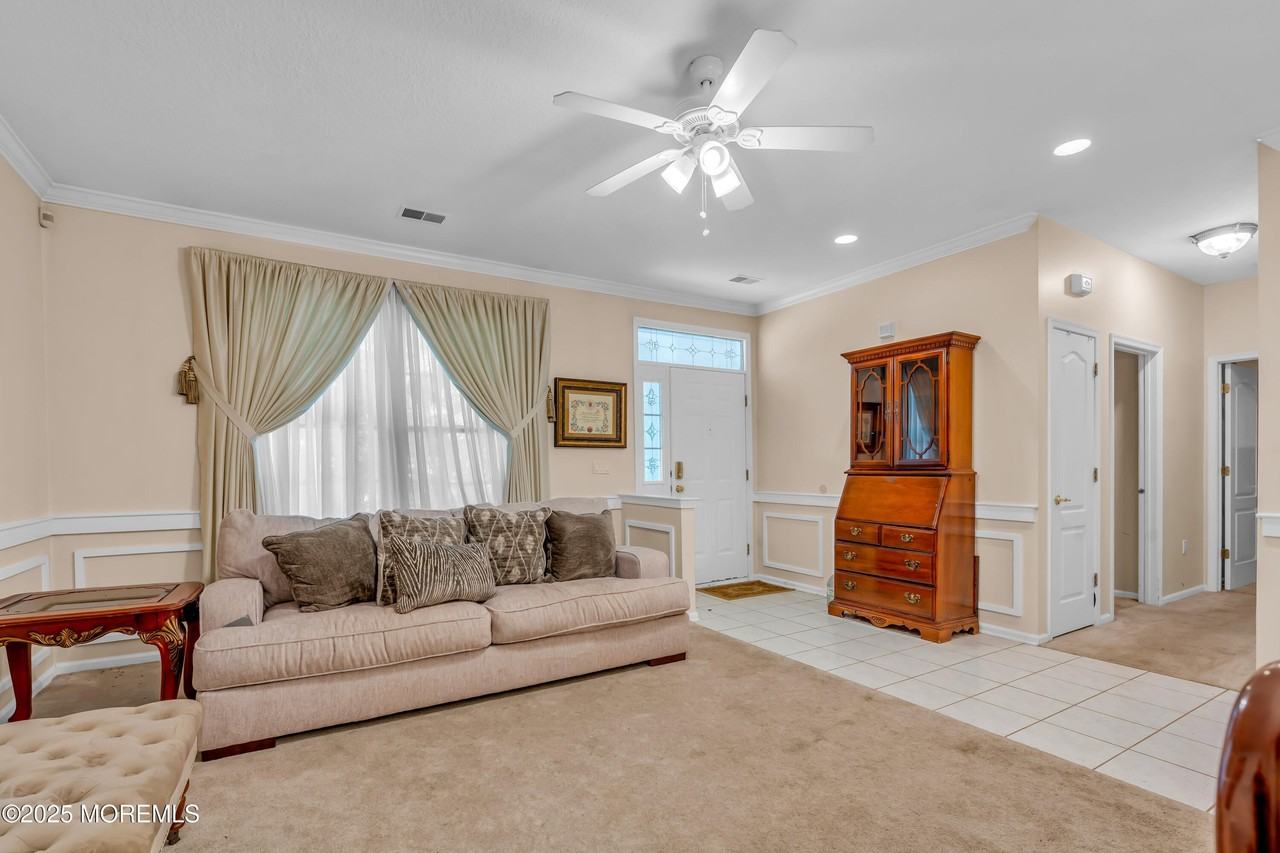 138 Greenlawns Dr - Photo 4 of 19