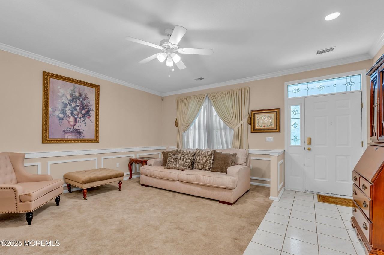 138 Greenlawns Dr - Photo 5 of 19