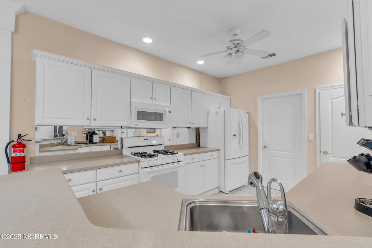 138 Greenlawns Dr - Photo 7 of 19