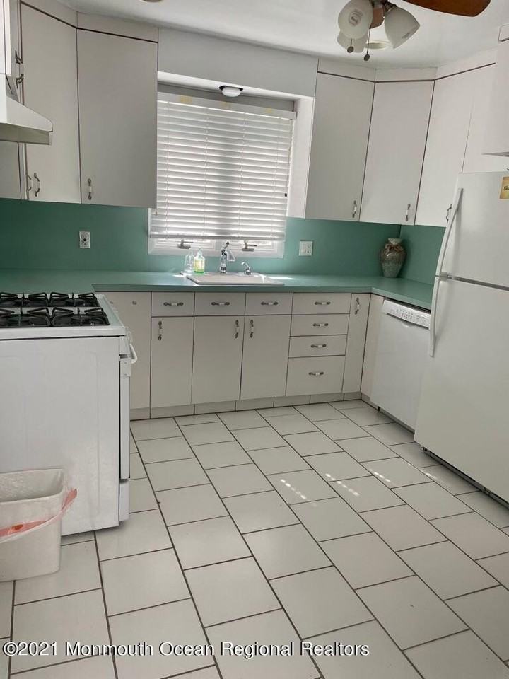 21 Berg Ave - Photo 4 of 17