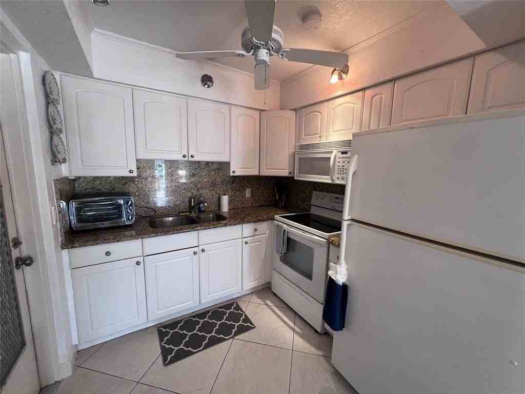 2850 Ne 30th St #2 - Photo 3 of 11