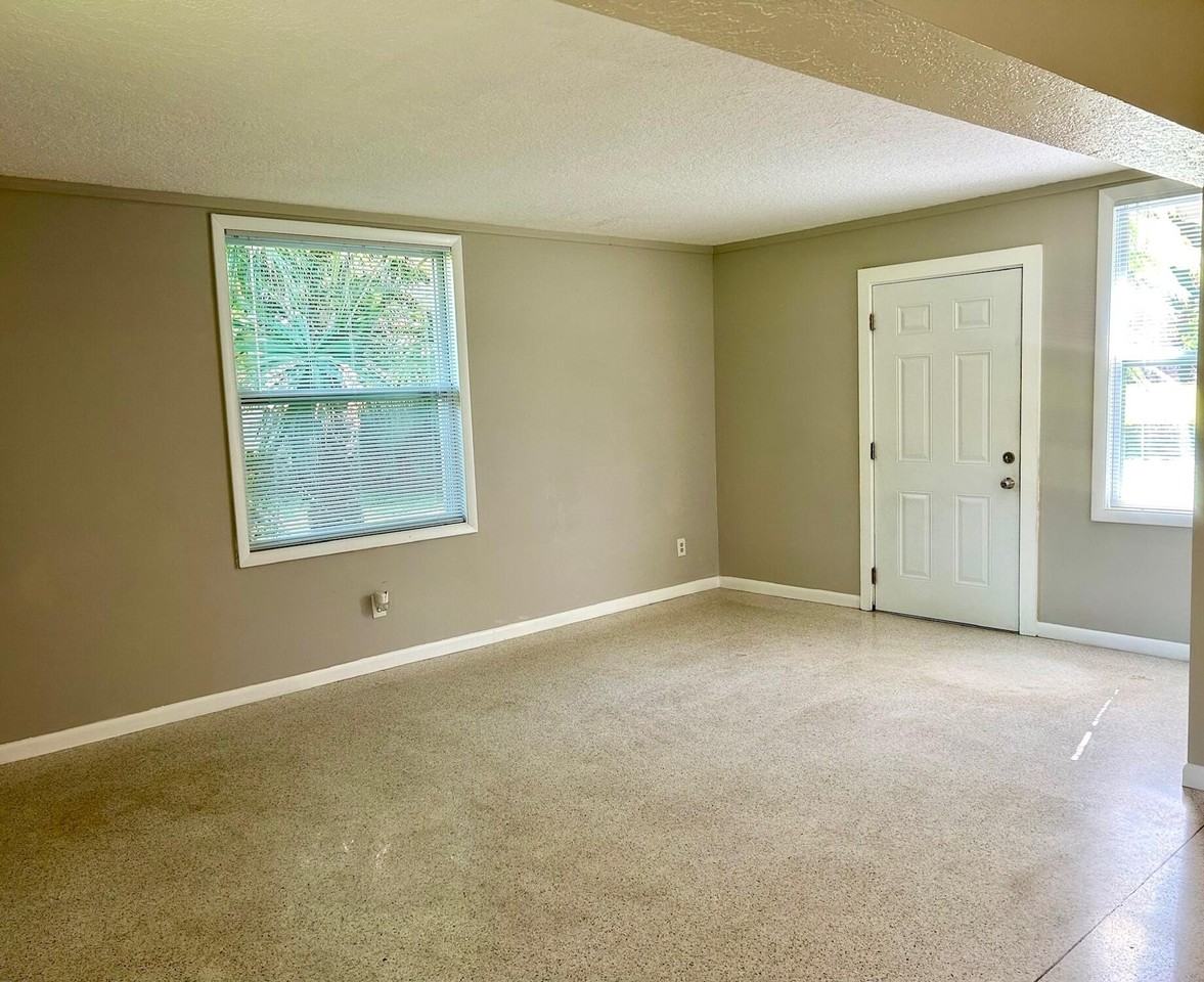 2095 Nw Fork Rd - Photo 7 of 10