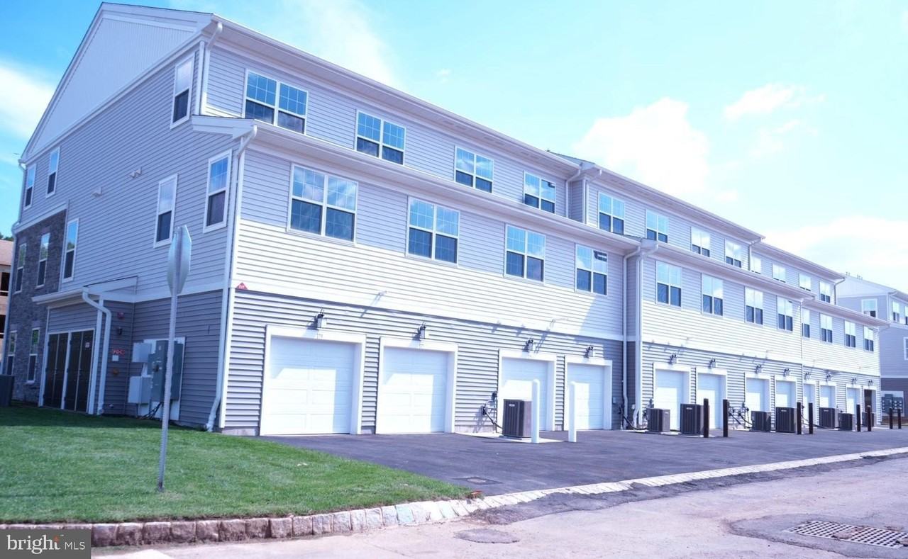 161 Stoutsburg Boulevard - Photo 3 of 47