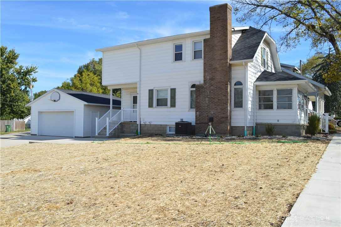 722 Grand St - Photo 3 of 31