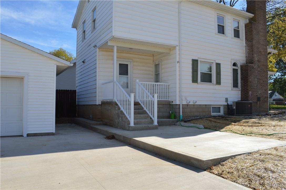 722 Grand St - Photo 4 of 31