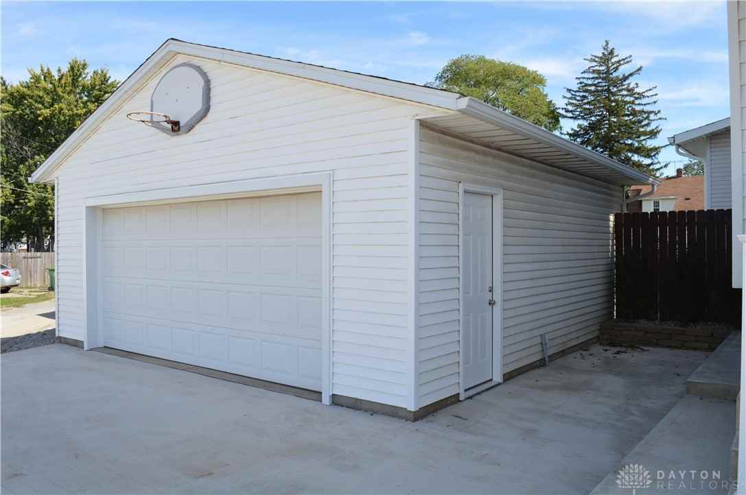 722 Grand St - Photo 5 of 31