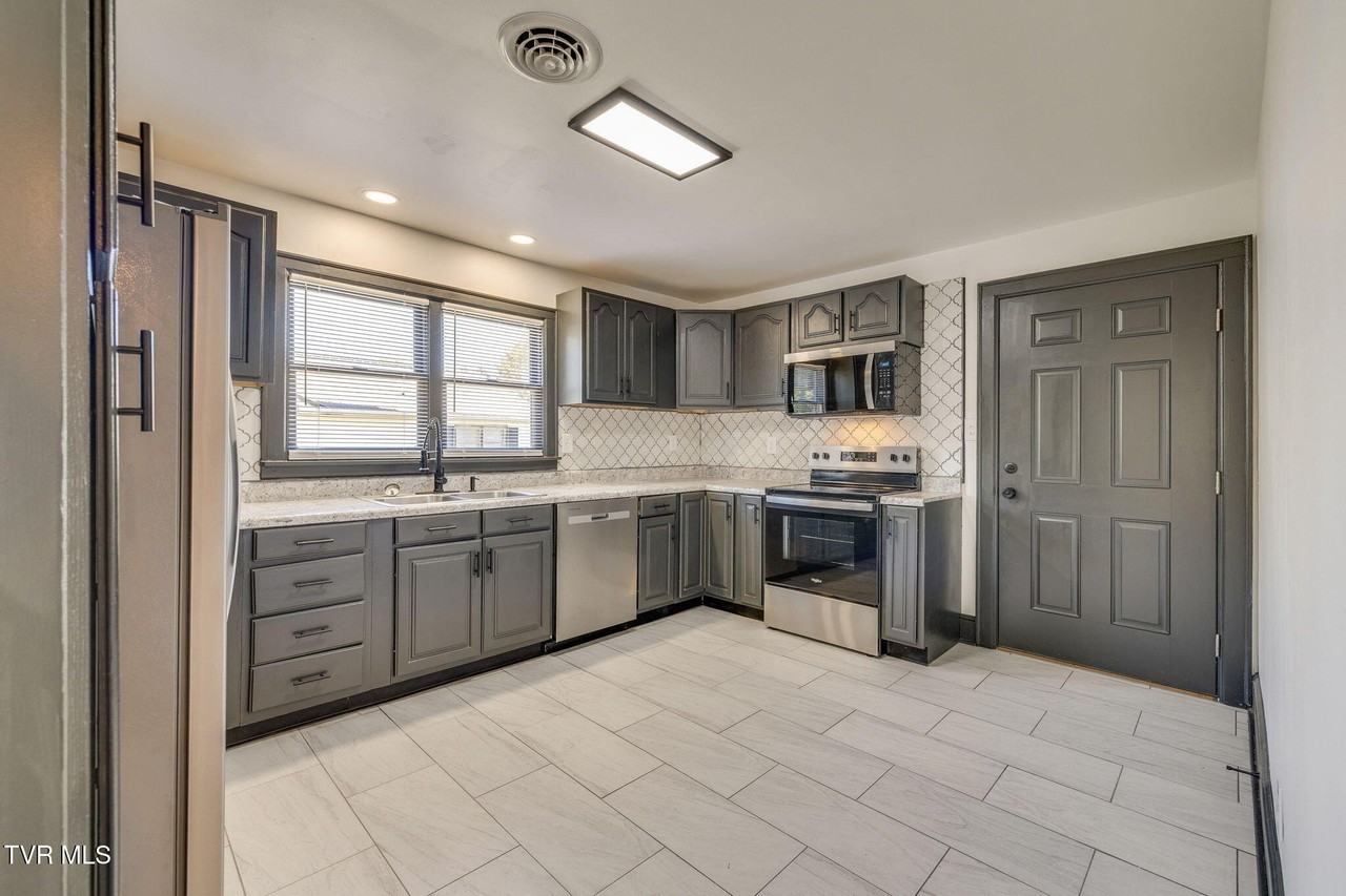 837 E State St - Photo 6 of 26