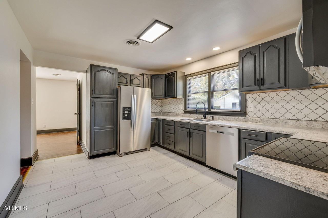 837 E State St - Photo 7 of 26