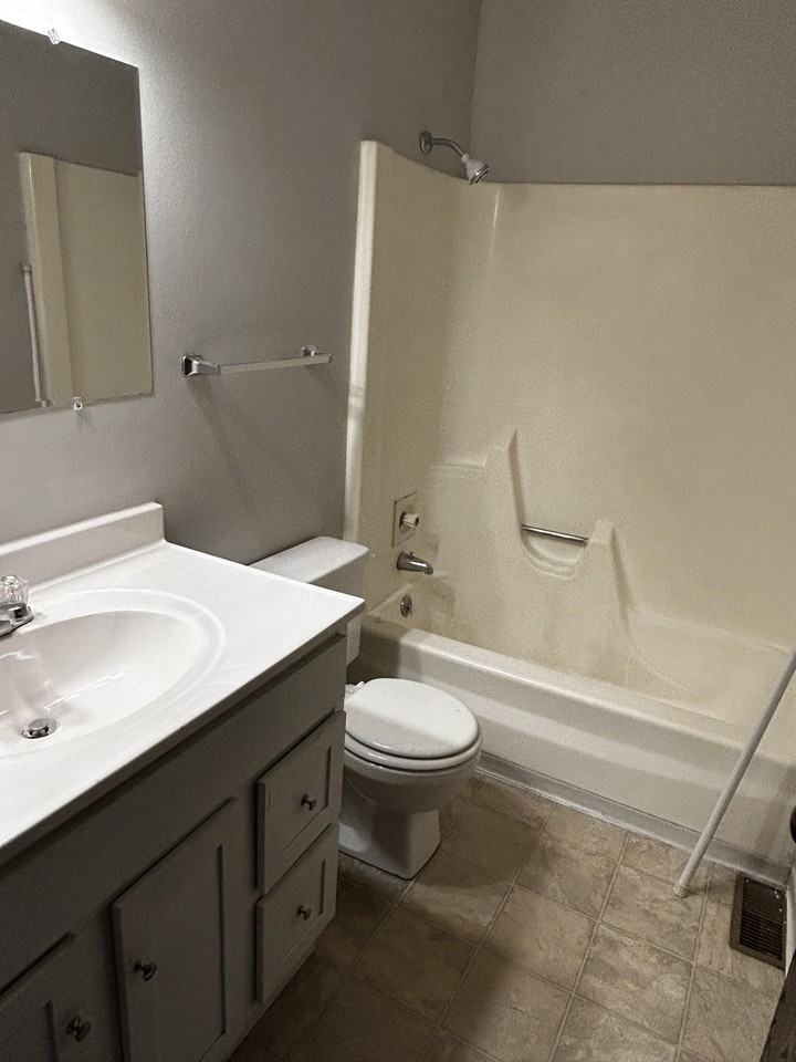 3428 West Richwoods Boulevard - Photo 2 of 11