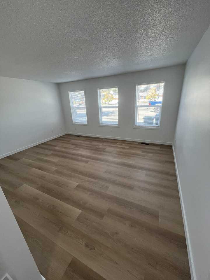 4712 25 Ave #SFH - Photo 3 of 14