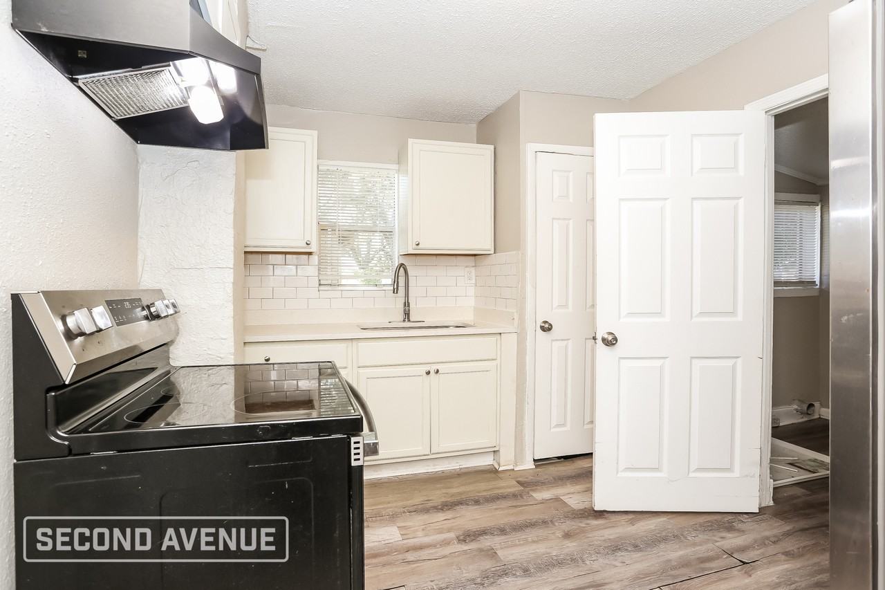 2011 W 15th St - Photo 4 of 24