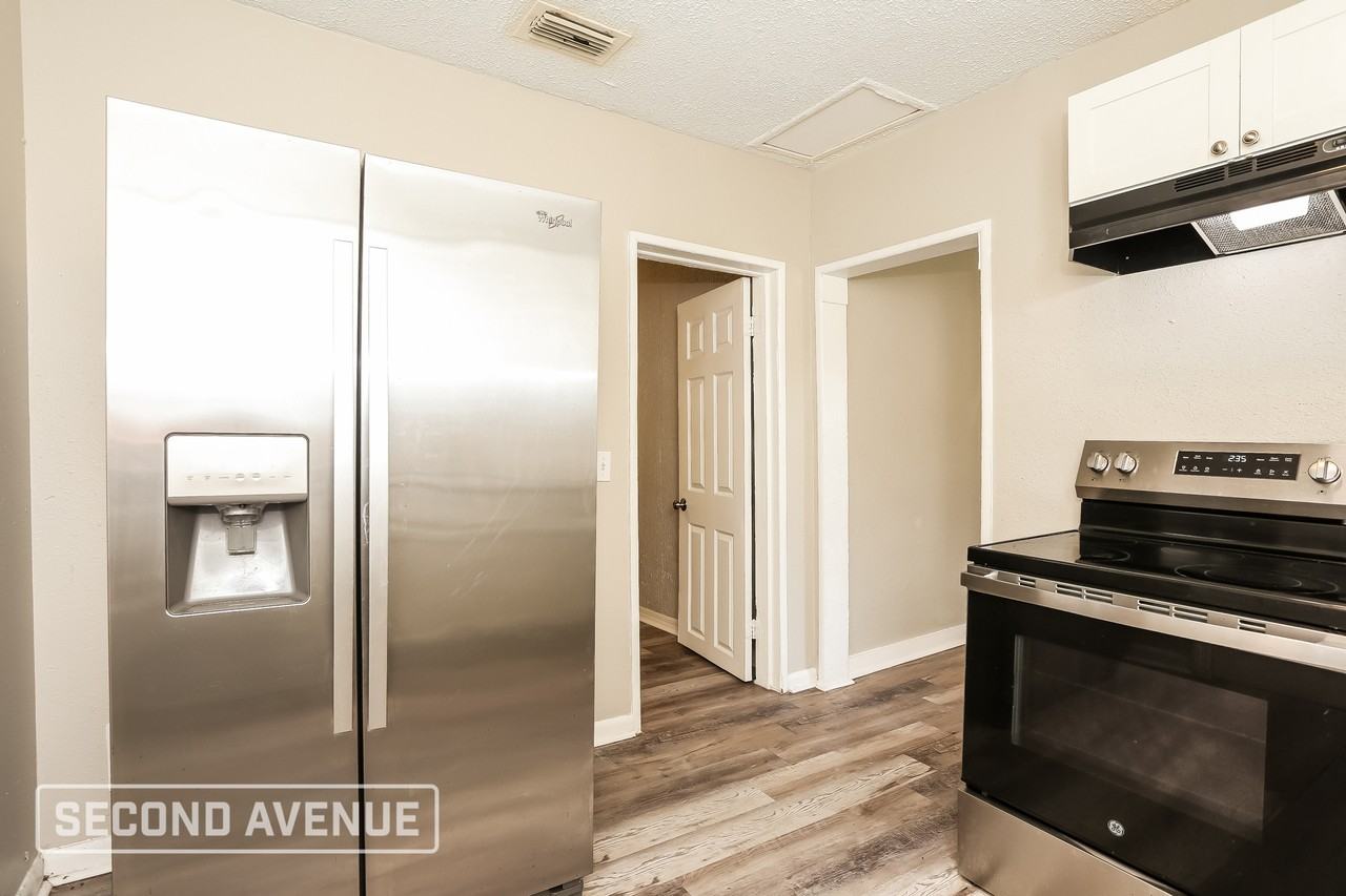 2011 W 15th St - Photo 3 of 24