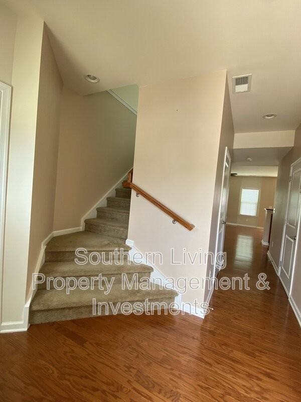 2601 Silverthorn Dr - Photo 2 of 36