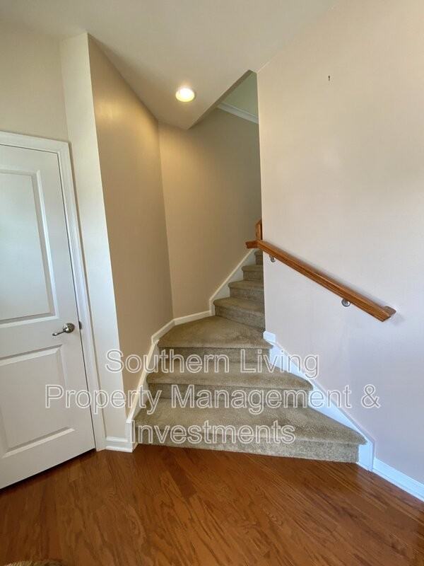 2601 Silverthorn Dr - Photo 3 of 36