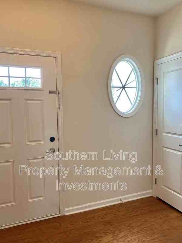 2601 Silverthorn Dr - Photo 4 of 36