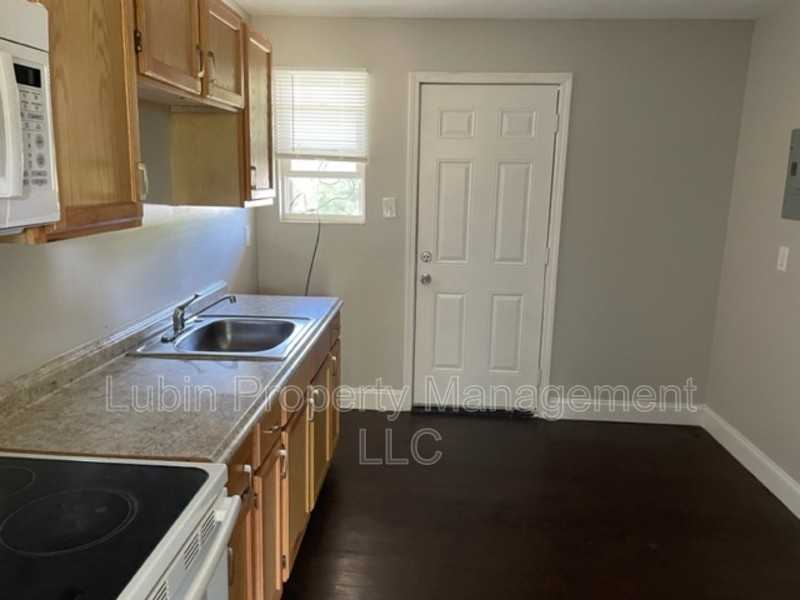 1043 College St #3 - Photo 4 of 8