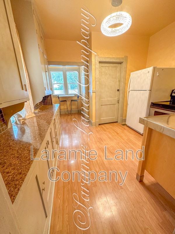 612 E Bradley St - Photo 3 of 7