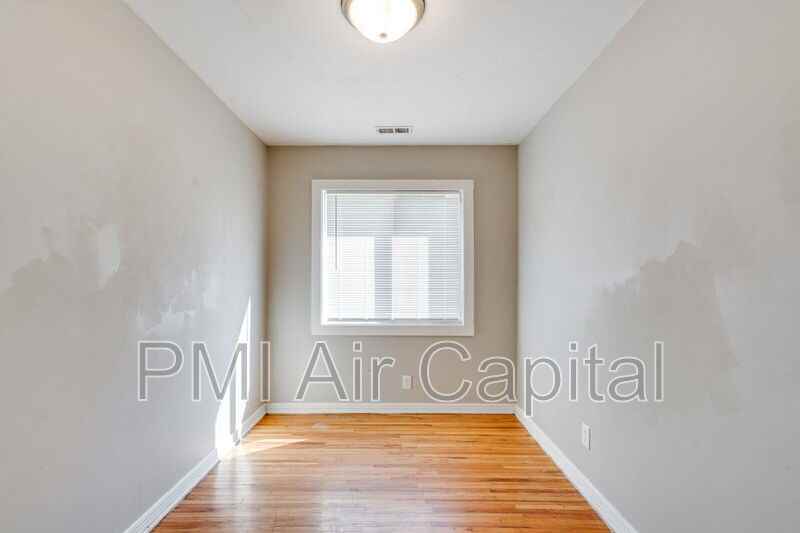 638 S Woodlawn Blvd - Photo 4 of 11