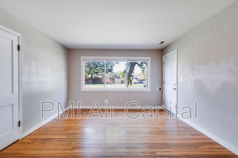 638 S Woodlawn Blvd - Photo 5 of 11