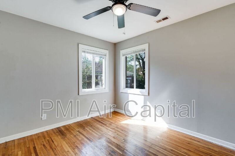 638 S Woodlawn Blvd - Photo 6 of 11