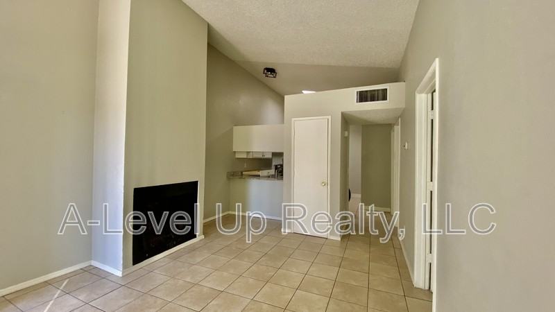 403 E Thoroughbred St - Photo 5 of 31