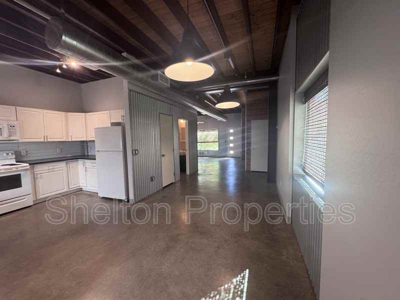 2121 W Hayward Ave #4 - Photo 4 of 24