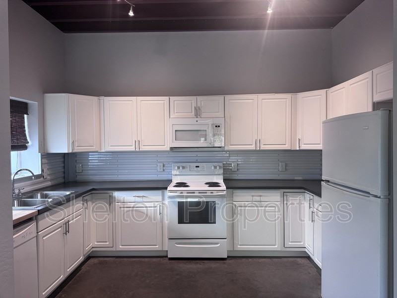 2121 W Hayward Ave #4 - Photo 6 of 24