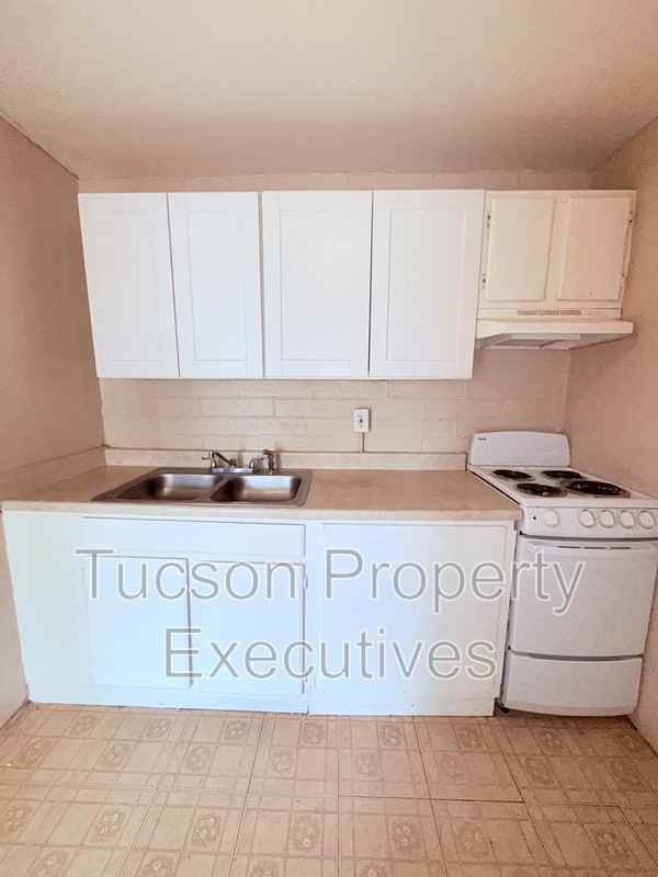 2411 S 6th Ave - Photo 2 of 22