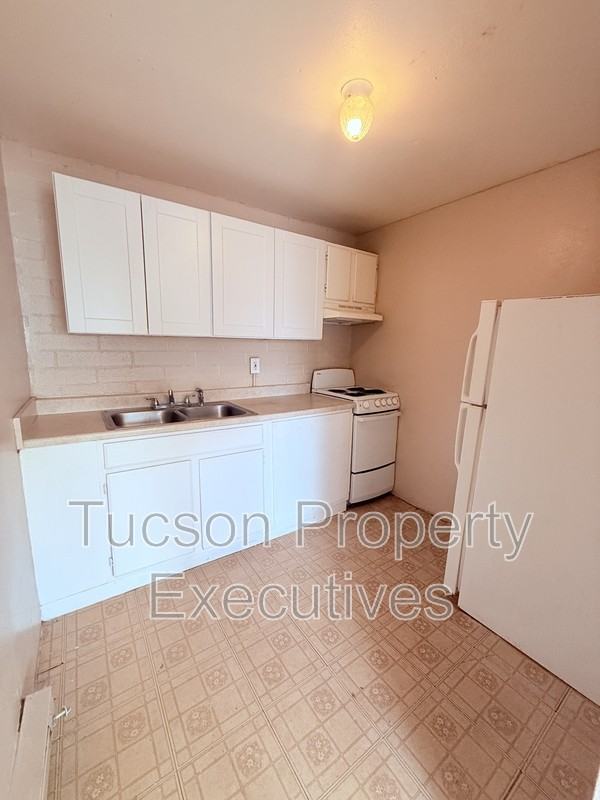 2411 S 6th Ave - Photo 3 of 22