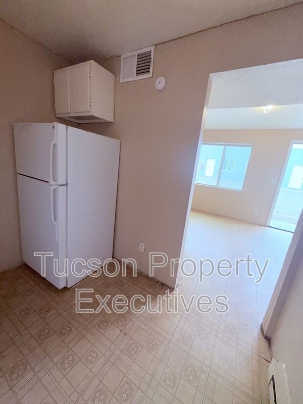 2411 S 6th Ave - Photo 4 of 22