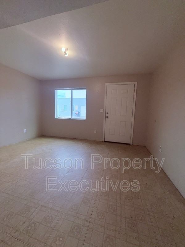 2411 S 6th Ave - Photo 6 of 22